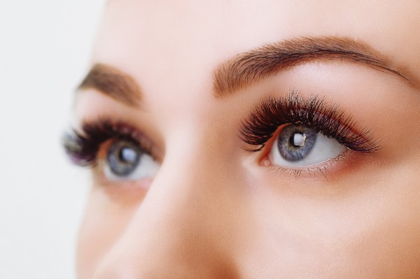  difference implantation and eyelash extension